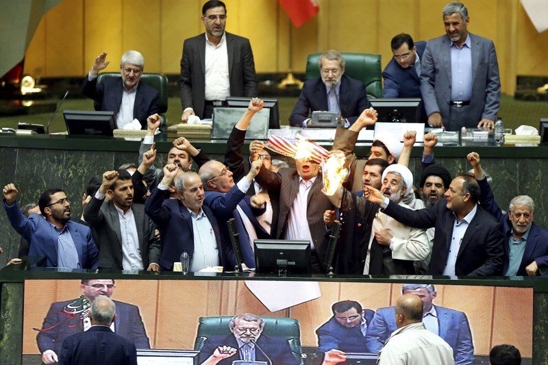 В Ірані спалили прапор США обурені депутати