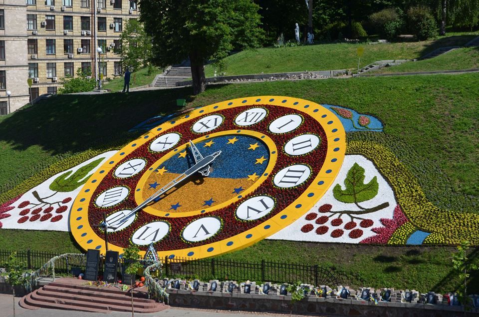 У Києві запрацював квітковий годинник на алеї Героїв Небесної сотні