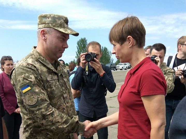 Президент Естонії відвідала лінію фронту на Донбасі (фото)