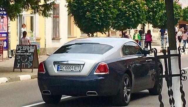 У 74-річної свекрухи співробітниці Львівської митниці з’явився Rolls-Royce за $350 тисяч