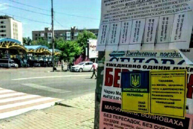 Окупований Донецьк зустрічає День Конституції з прапором України та жовто-блакитними листівками (фото)