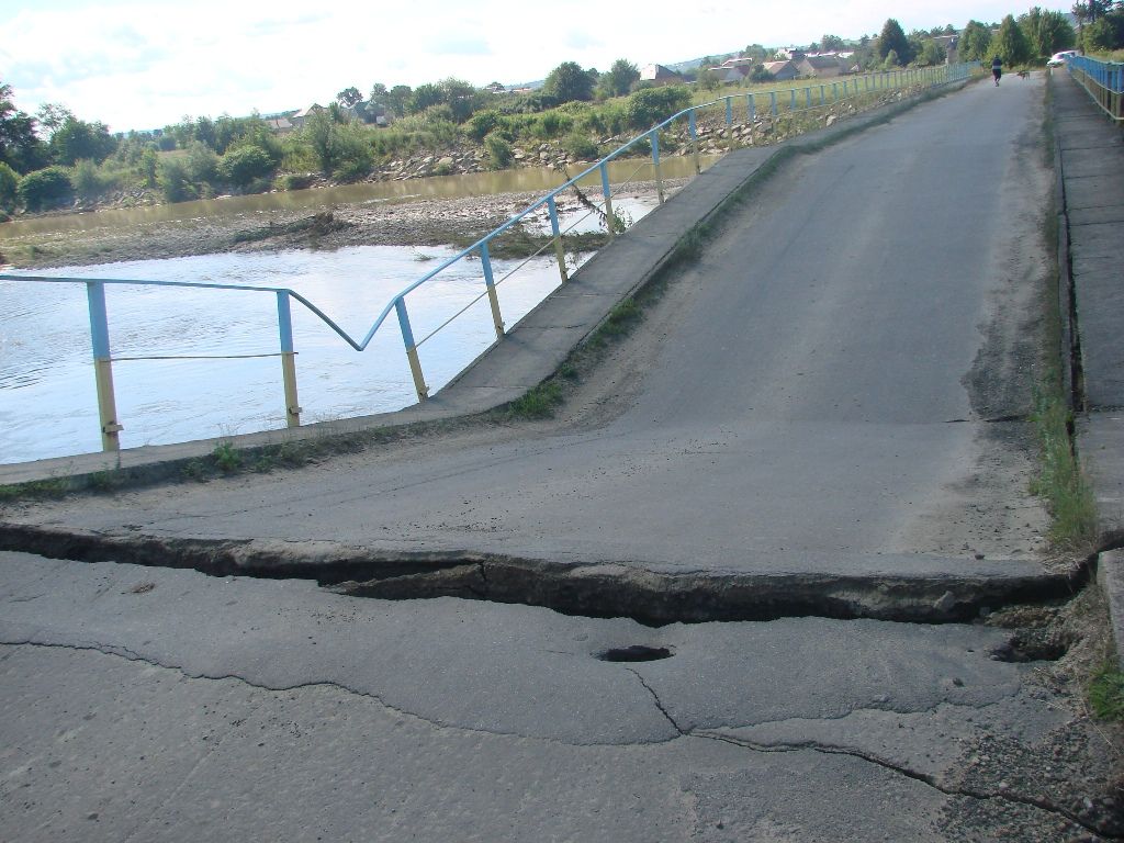 У селі поблизу Калуша розвалився міст, який капітально відремонтували у 2010 році