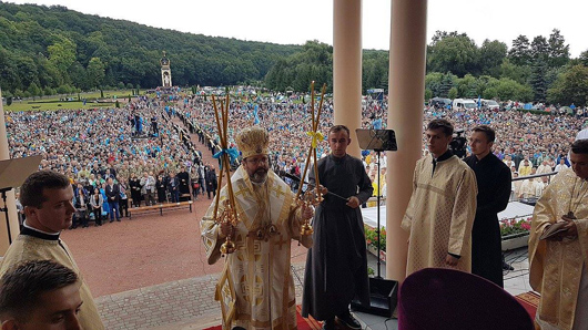 У Зарваниці близько 100 тисяч паломників помолилися за мир в Україні