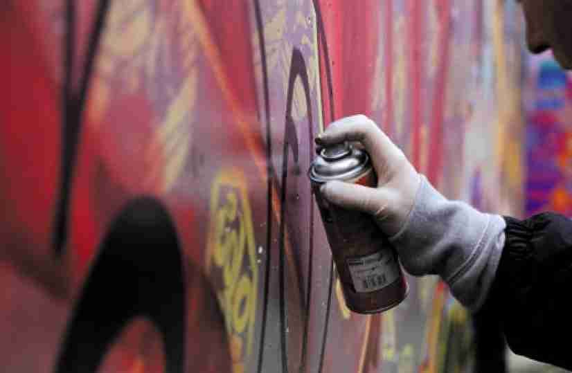 Житель Богородчан загримів за ґрати за малювання свастики на сусідському гаражі