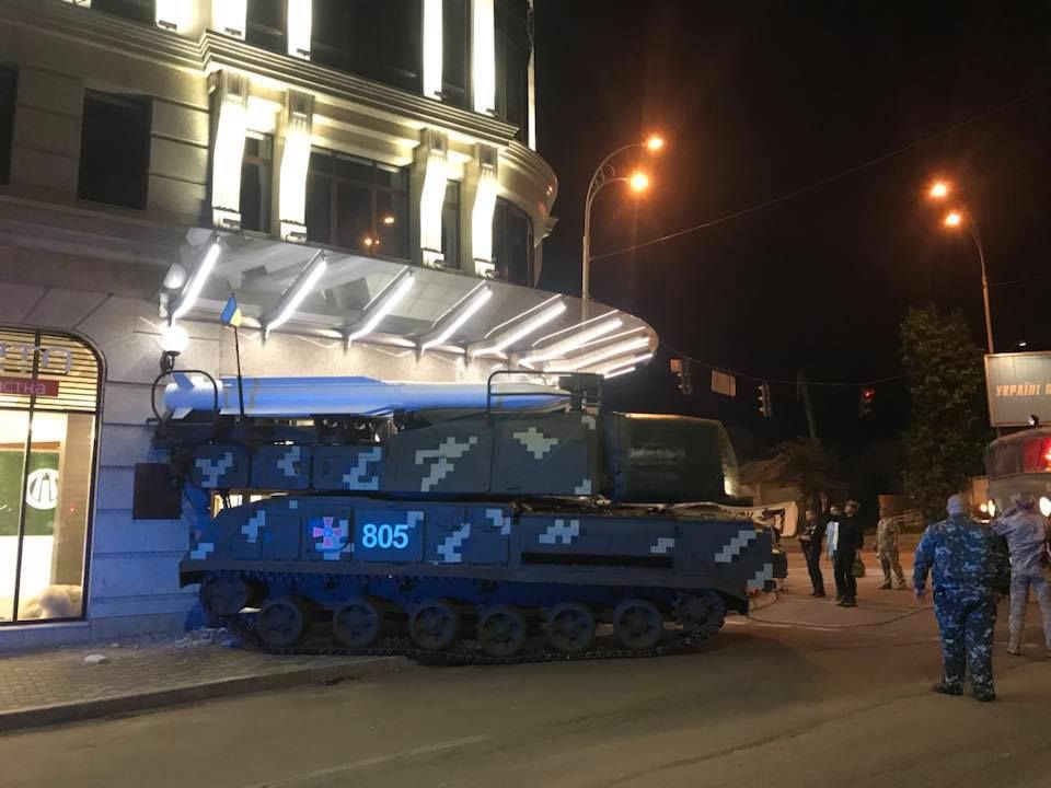 У Києві «Бук» врізався у бізнес-центр на Подолі (відео)