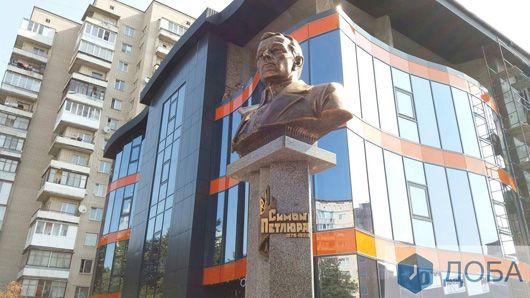 У Тернополі встановили пам'ятник Симону Петлюрі