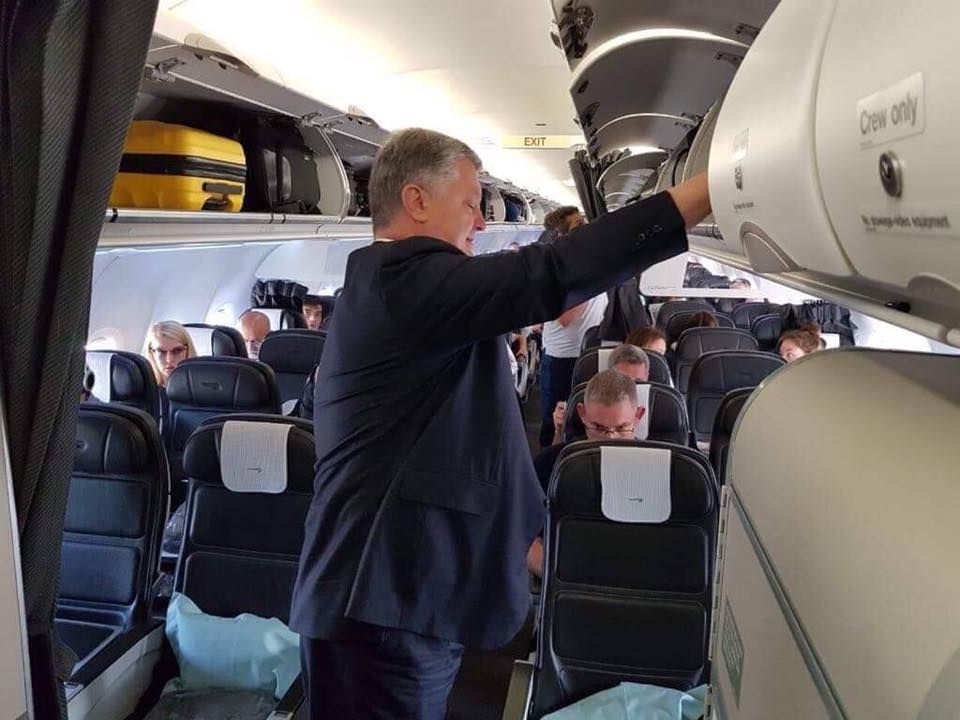 Петра Порошенка сфотографували в рейсовому літаку з Лондона: «Усміхався і здивував простотою»