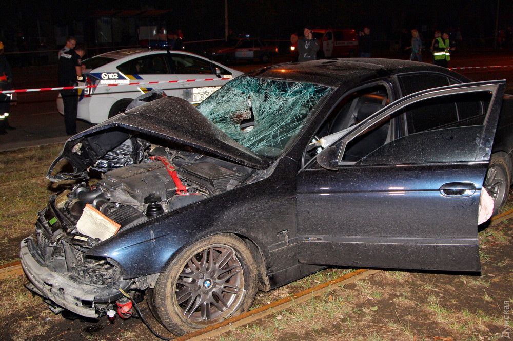 В Одесі учасник вуличних перегонів на BMW влетів у зупинку транспорту: загинуло 3 людини