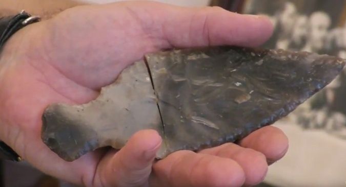 У Зеленому Ярі селянин відкопав наконечник списа часів палеоліту (відео)