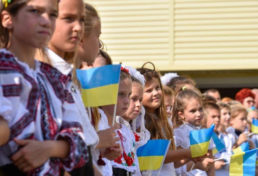 Закладам освіти Івано-Франківщини рекомендували починати тиждень з гімну, молитви та вшанування загиблих