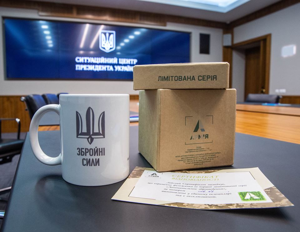 Петро Порошенко отримав чашку № 1 із колекції на підтримку Меморіального комплексу загиблим в АТО