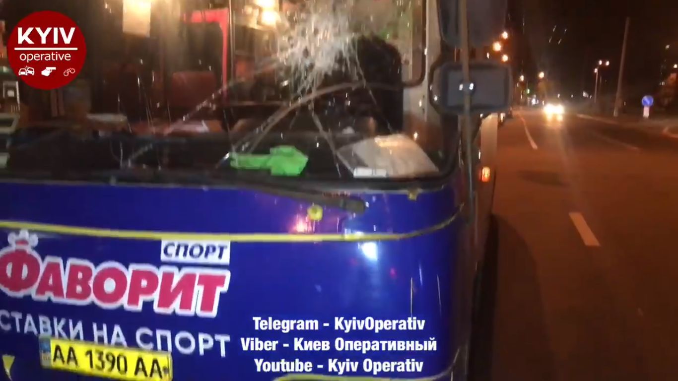У Києві водій розбив скло маршрутці за те, що та його «підрізала» (фото, відео)