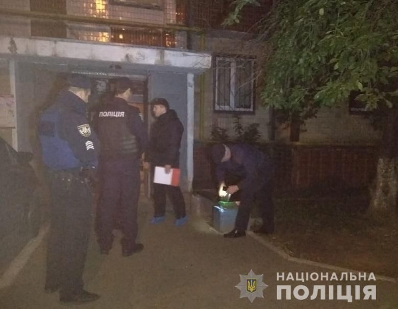 У багатоповерхівці в Києві сталася стрілянина, поранено чоловіка (фото)