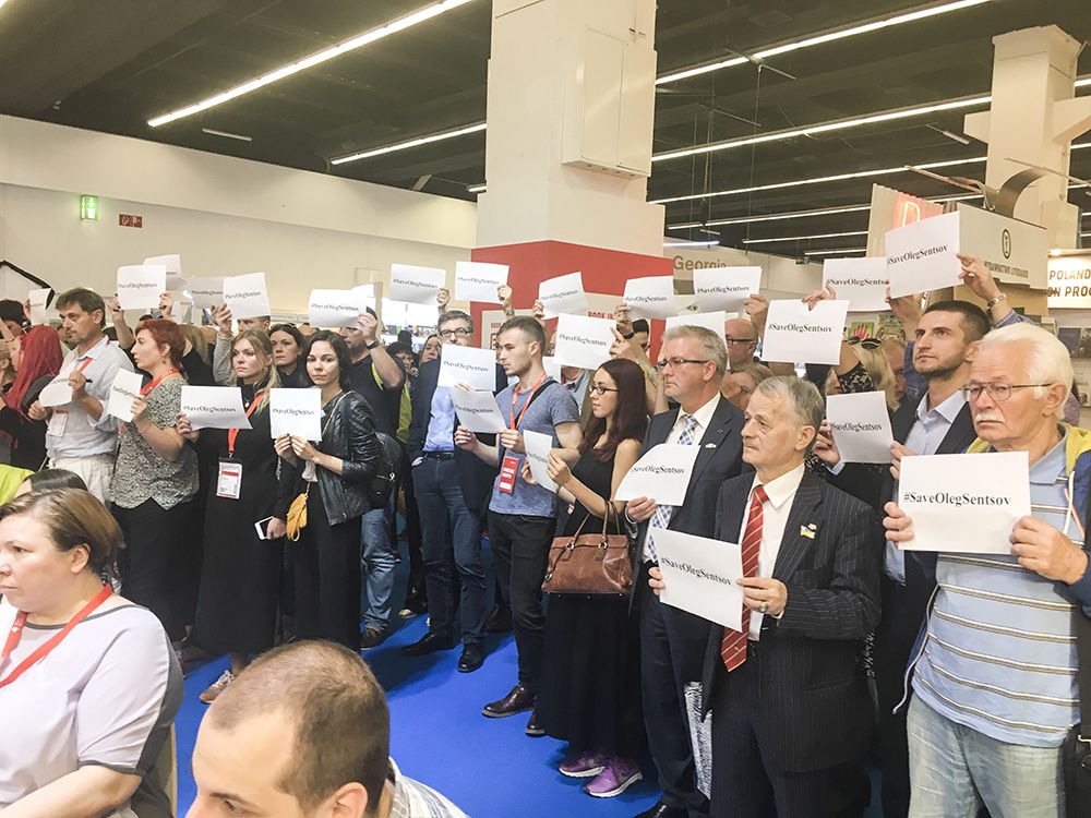 На виставці у Франкфурті Олега Сенцова підтримали мовчазним протестом біля стенду Росії (фото)