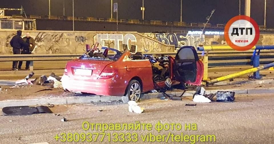У Києві Mercedes врізався у відбійник: загинули водій і дівчина-пасажир (фото, відео)