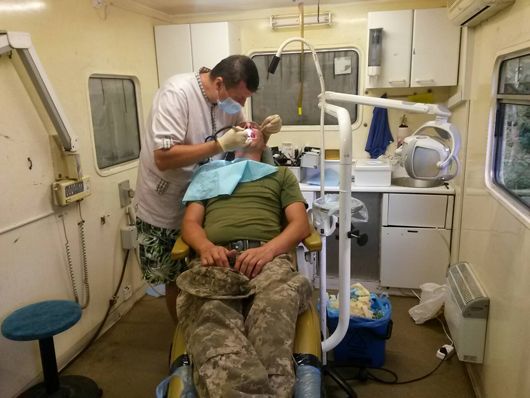 Стоматологи з Канади, США та Кореї безкоштовно лікуватимуть зуби військовим у Києві