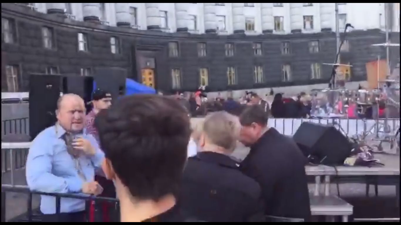 Сергій Каплін від БПП був облитий лайном під Кабміном (відео)