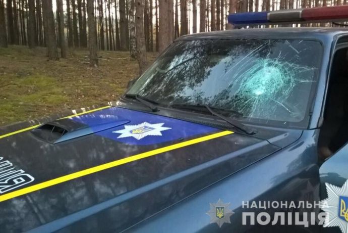 На Рівненщині 200 бурштинокопачів розгромили автівки поліції