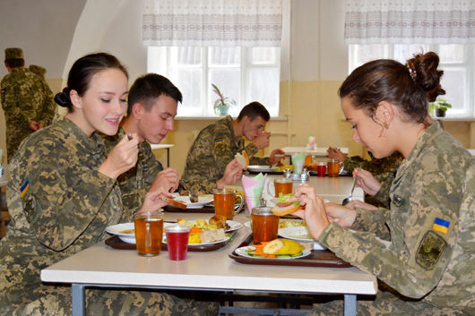 Обід iз бананами — за розкладом: 50 військових частин перейшли на нову систему харчування