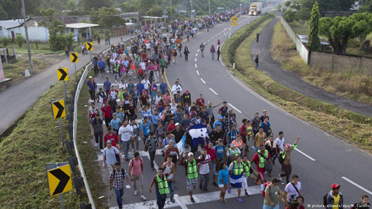 До кордону США з Мексикою наближаються тисячі мігрантів: Пентагон підтягує військових