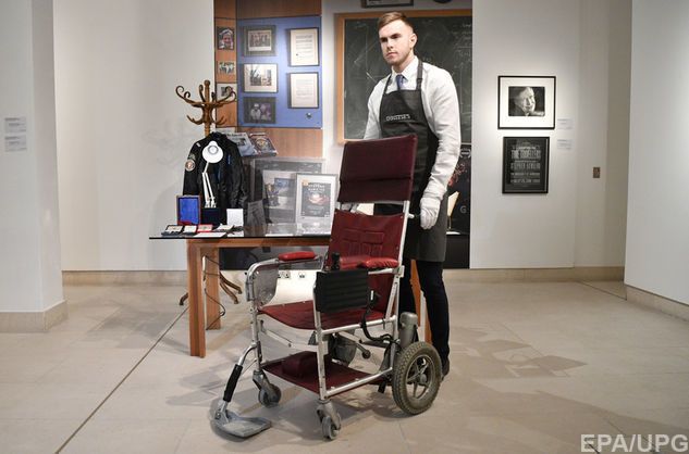 Крісло і дисертацію Стівена Хокінга продали з аукціону за мільйон доларів