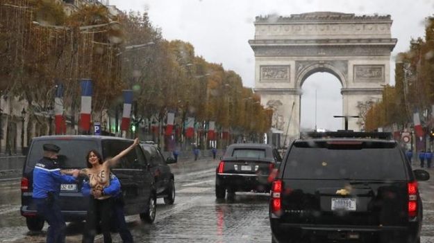 Оголені Femen прорвалися до кортежу Трампа в Парижі (відео)