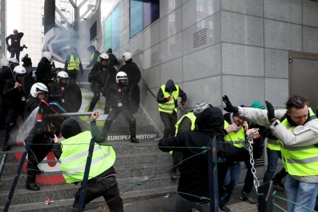 «Жовті жилети» зчепилися з поліцією Брюсселя: понад 100 затриманих