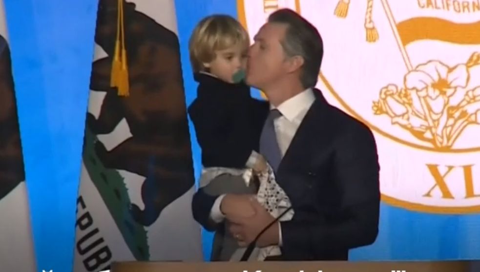 У США 2-річний хлопчик увірвався на виступ батька-губернатора (відео)