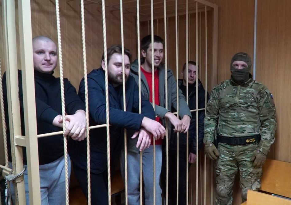 8 полоненим українським морякам Москва продовжила арешт до 26 квітня