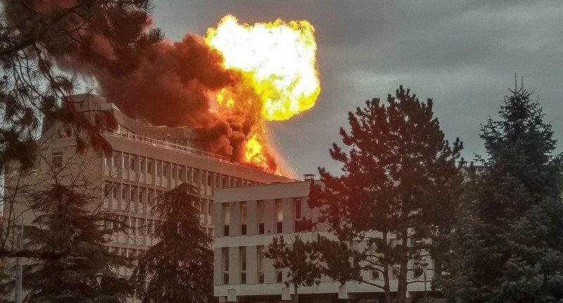 В університеті Ліона прогриміла серія вибухів: є поранені