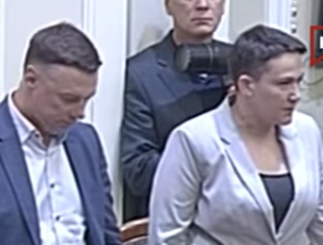 Купрій і Савченко в Раді вимагали інавгурації Зеленського: кинули Парубію кайданки (відео)