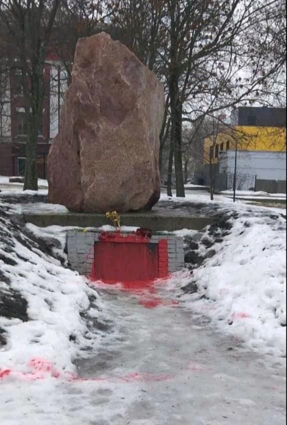 У Харкові невідомі вчинили акт вандалізму, обливши червоною фарбою пам’ятник воїнам  УПА