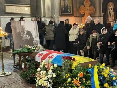 Труну Кікабідзе у Тбілісі покрили прапорами Грузії та України