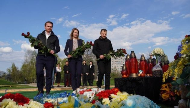 Прем’єрка Естонії Кая Каллас під час візиту в зруйнованій Бучі
