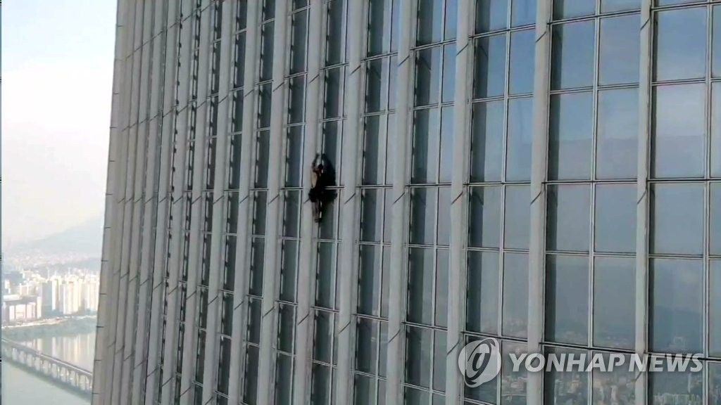 «Сеульський» шибайголова: затримано «людину-павука» – без страховки заліз на 72 поверх