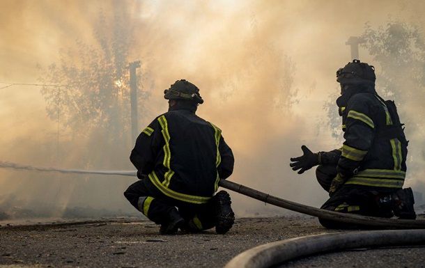 Багатодітну сім'ю у Херсоні врятували з вогню після атаки БПЛА