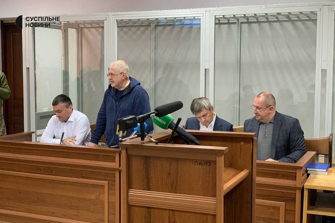 Ігор Коломойський з адвокатами у суді.