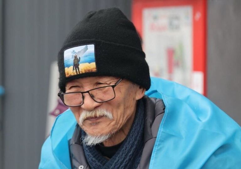 Японського волонтера Цучіко вигнали з території ТРЦ у Харкові.