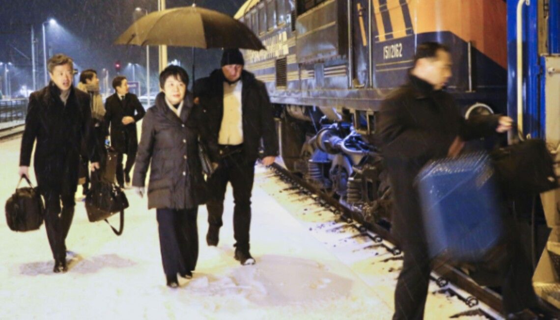 На фото, зробленому 6 січня 2024 року, видно, як міністр закордонних справ Японії Йоко Камікава (третій праворуч) сідає на потяг у східному регіоні Польщі, щоб поїхати в Україну
