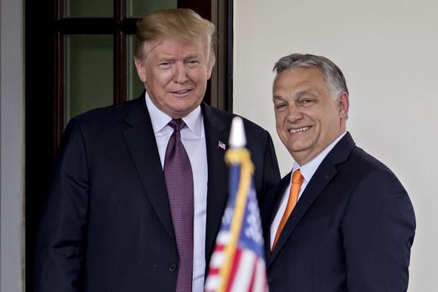 Восени Орбан похвалився кепкою, яку йому подарував Трамп