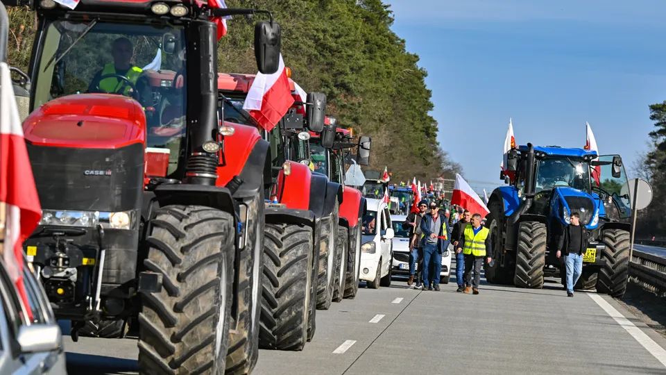 України замало: на кордоні з Німеччиною польські фермери заблокували пункт пропуску