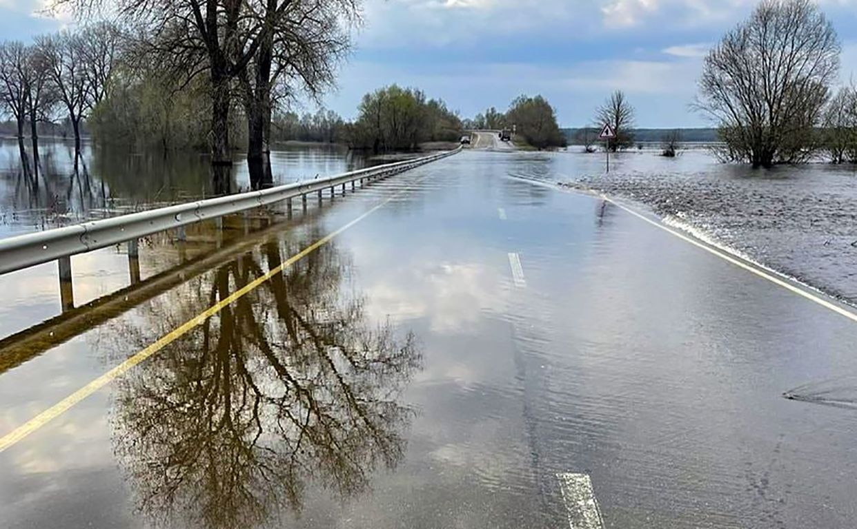 Річка Десна на Чернігівщині вийшла з берегів, підтоплена дорога до сіл