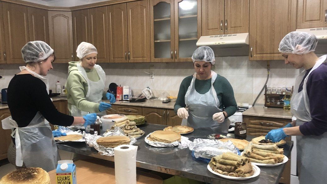 Жінки громадської організації «Волонтери Закарпаття» вміють готувати млинці  подяки для захисників.
