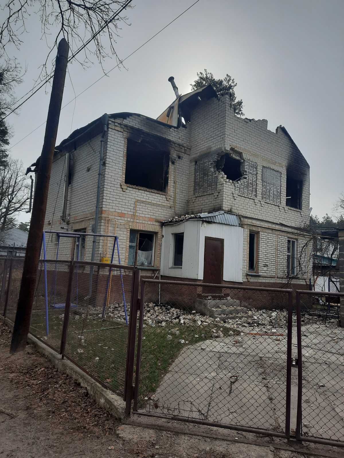 Під час окупації Ірпеня 19 березня 2022 року  внаслідок артилерійського обстрілу  приватний будинок сім’ї Ковальових, у якому  вони прожили 27 років, був зруйнований.