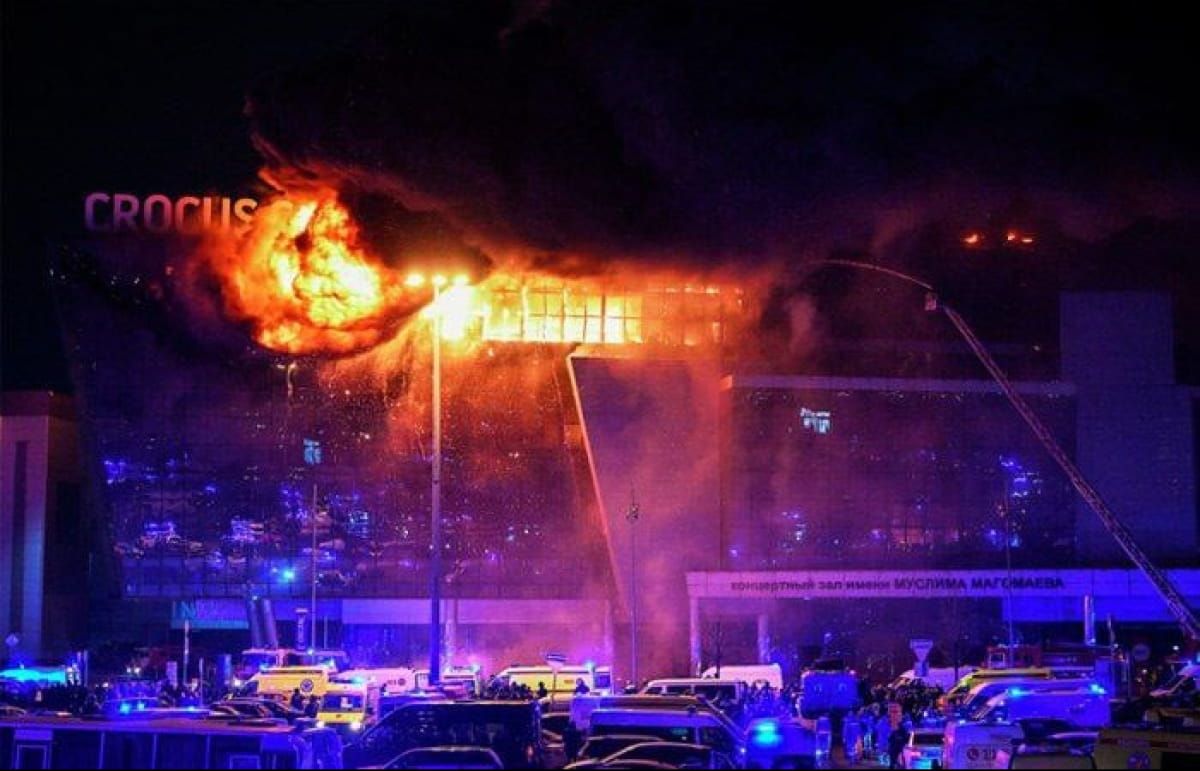 До ранку торговий центр «Крокус Сіті Холл» у Красногорську вигорів майже вщент.