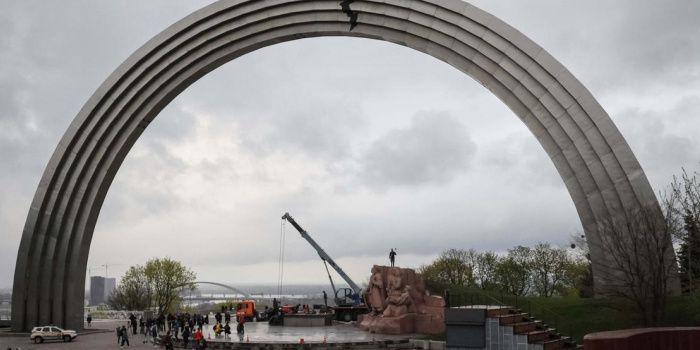 Перейменування замало: повністю демонтувати «Арку дружби народів» у Києві вимагає ІНП
