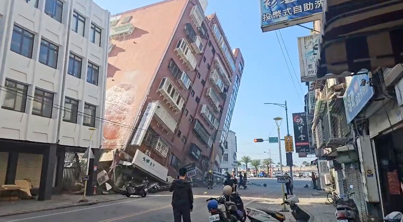 Руйнівні наслідки "тайванського" землетрусу 3 квітня.