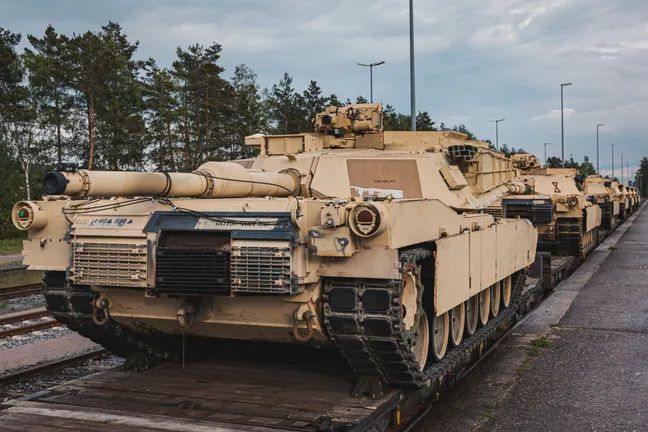 Американські танки Abrams на шляху до Графенвера – там українські військові тренуються на військовій техніці.