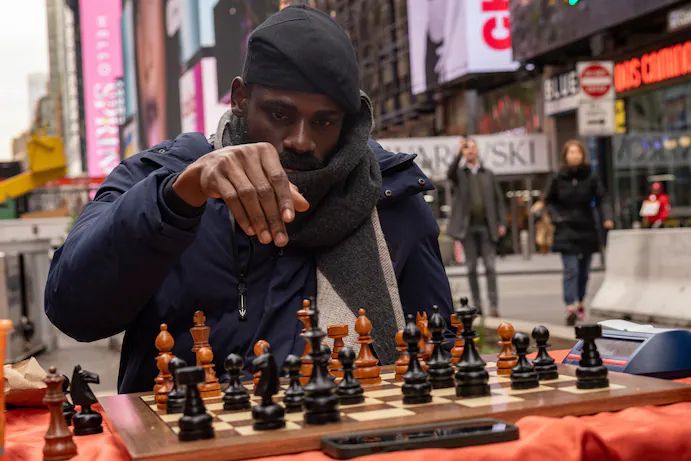Нігерійський чемпіон з шахів грає в королівську партію 60 годин — новий світовий шаховий рекорд (Тунде Онакоя грає в шахмати на вулицях Нью-Йорка).