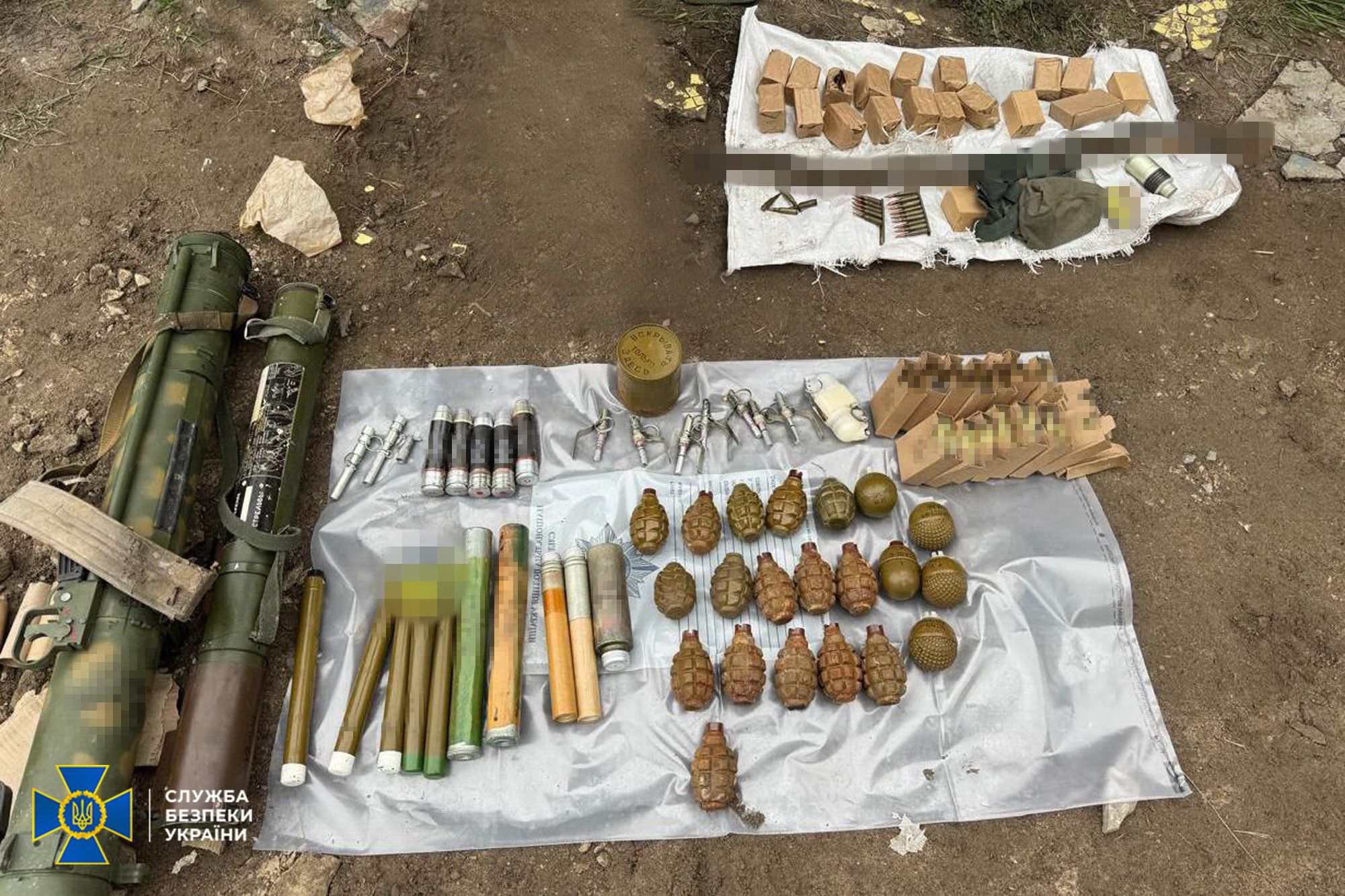 Серед вилученого у фігурантів – російські протитанкові гранатомети, автомати Калашникова та вибухівка.